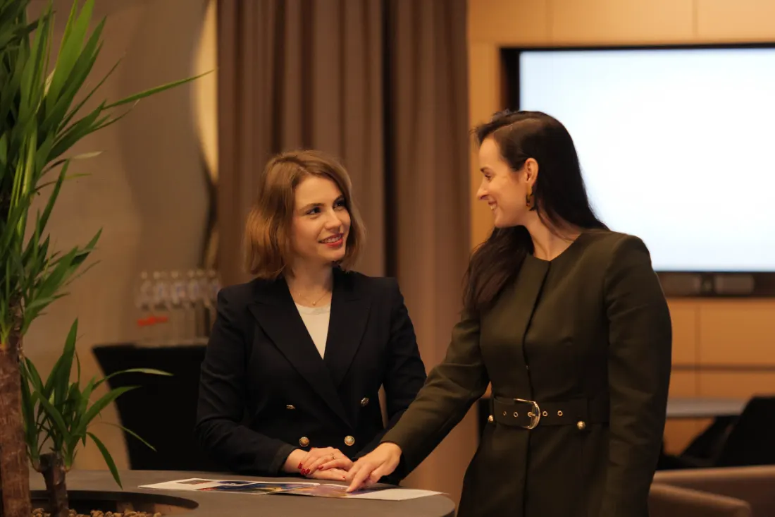 Stretnutie dvoch žien pri stole v Pelikán Lounge
